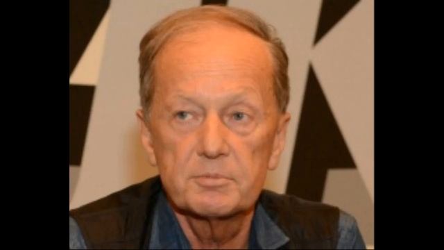 Москвичи принесли цветы и свечи к посольству США смотреть онлайн