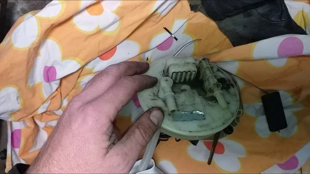 Как одеть трубку на бензонасос. смотреть онлайн