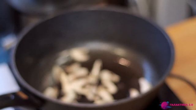 Бургер с куриной котлетой, соусом «блю-чиз» и руколой смотреть онлайн