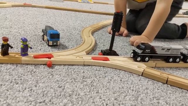 Whittle Shortline Railroad & ChooChoo Track wooden trains. Crashing with Lego people and Spiderman смотреть онлайн