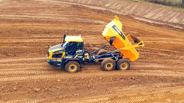 18.000 t Material in 10 Tagen bewegt: Hyundai Knickdumper HA 30 im Leistungseinsatz смотреть онлайн