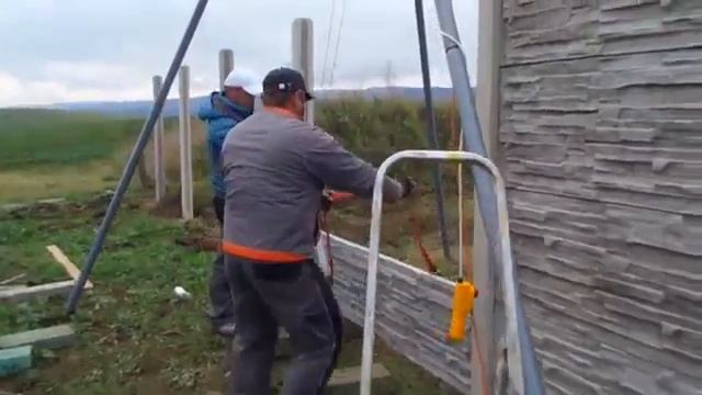 Как происходит укладка плит бетонного забора. смотреть онлайн