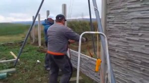 Как происходит укладка плит бетонного забора.