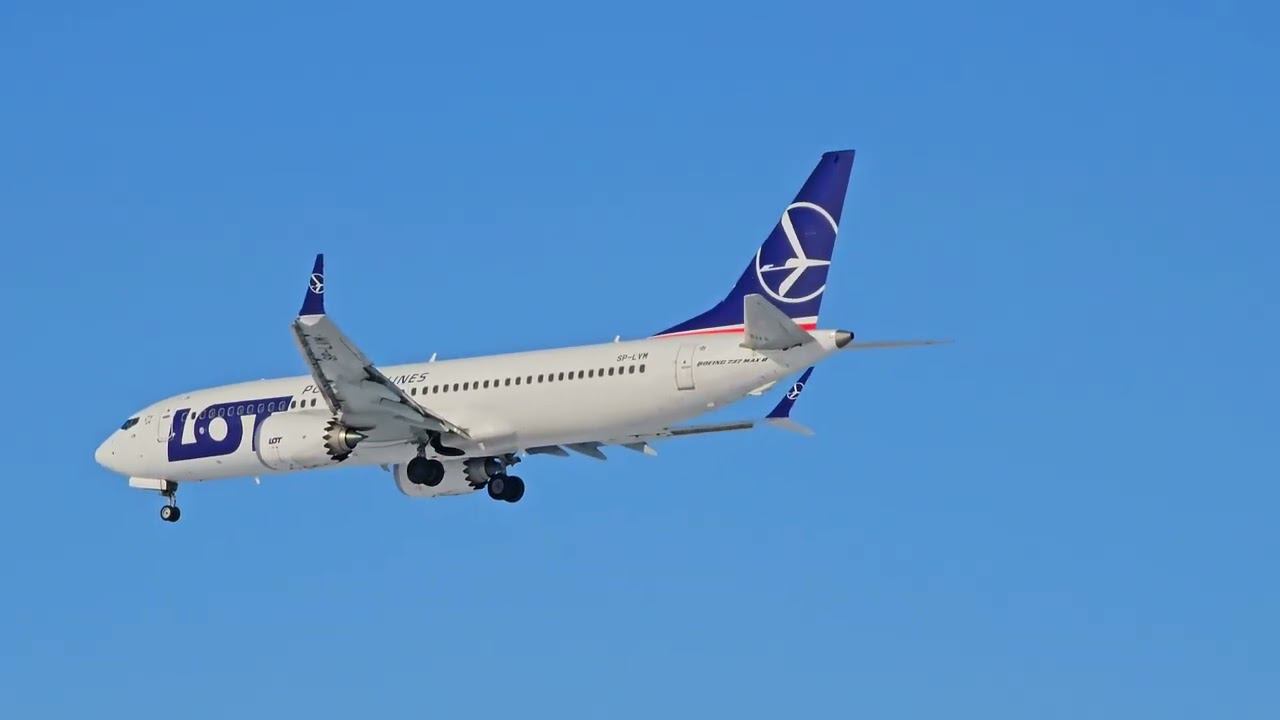 Boeing 737 makes landing. #boeing #737 #polish #boeing737 #airport смотреть онлайн
