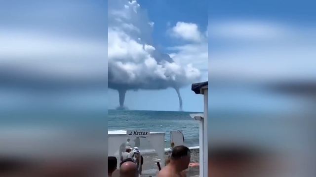 Два смерча на Чёрном море в районе Геленджика в Бетте смотреть онлайн
