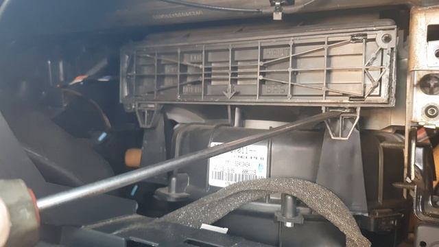 Cabin Filter Replacement on Renault Laguna 2006 смотреть онлайн