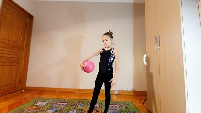 ТРЕНИРОВКА С МЯЧОМ дома по художественной гимнастике (мастерства, броски, перекаты, элементы) смотреть онлайн