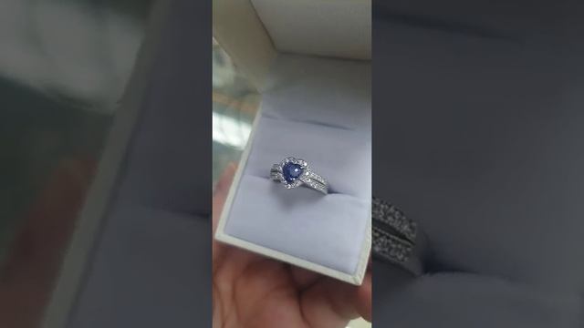 Кольцо из белого золота с сапфиром и бриллиантами смотреть онлайн