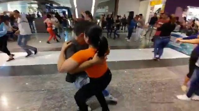 El Niño Bachata en Forum tlaquepaque смотреть онлайн