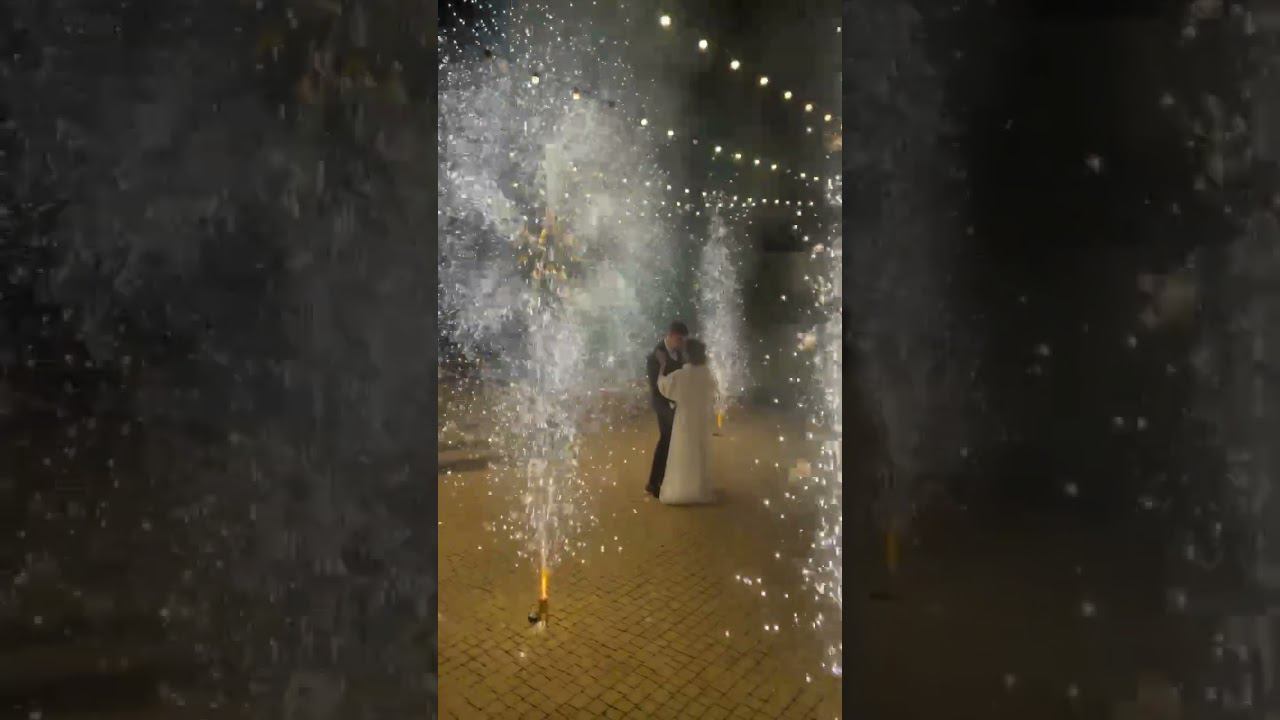 Фейерверк на свадьбу. Дорожка из пышных, высоких фонтанов, вертушка в виде цветка из 12 фонтанов. смотреть онлайн