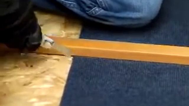 Как да отстраним стар залепен мокет с DREMEL® Multi-Max