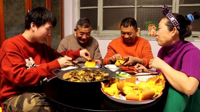 会成做芥菜樱炖豆腐，老妈铁锅贴大饼子，金黄带嘎嘎，爷爷吃高兴【会成一家】 смотреть онлайн