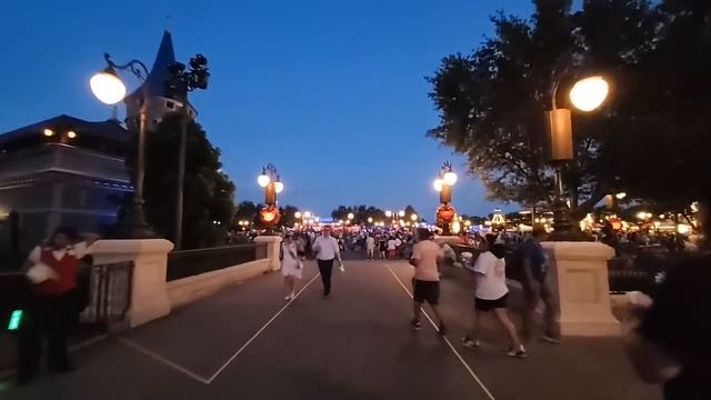 ? LIVE: Disney's Magic Kingdom & New Food at Contemporary | Walt Disney World Live Stream смотреть онлайн