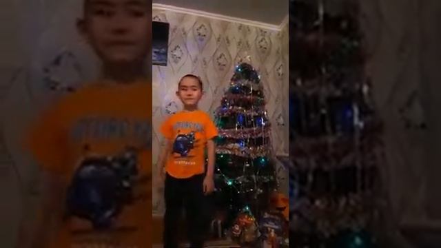 Поёт мальчик на новый год смотреть онлайн