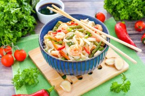 КАК ПРИГОТОВИТЬ УДОН С КРЕВЕТКАМИ И ОВОЩАМИ