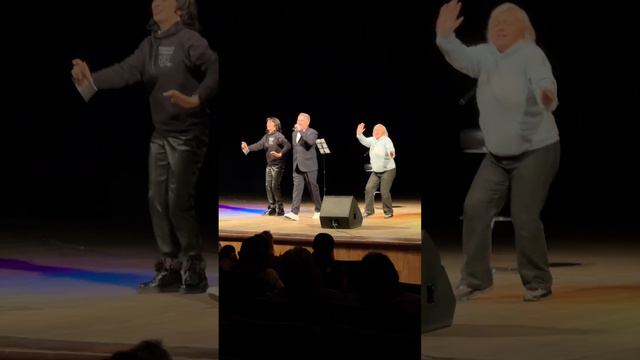 До слёз! Происшествие! Поклонницы выскочили на сцену и станцевали Ромашки для Наташки 🌼 #shorts смотреть онлайн