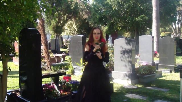 Gothic girl at the cemetery. Sofia Metal Queen's ballad - love never dies ;) смотреть онлайн