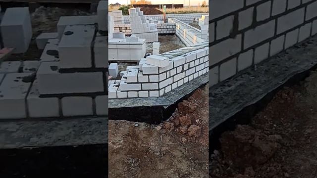 Продолжение кладки цоколя