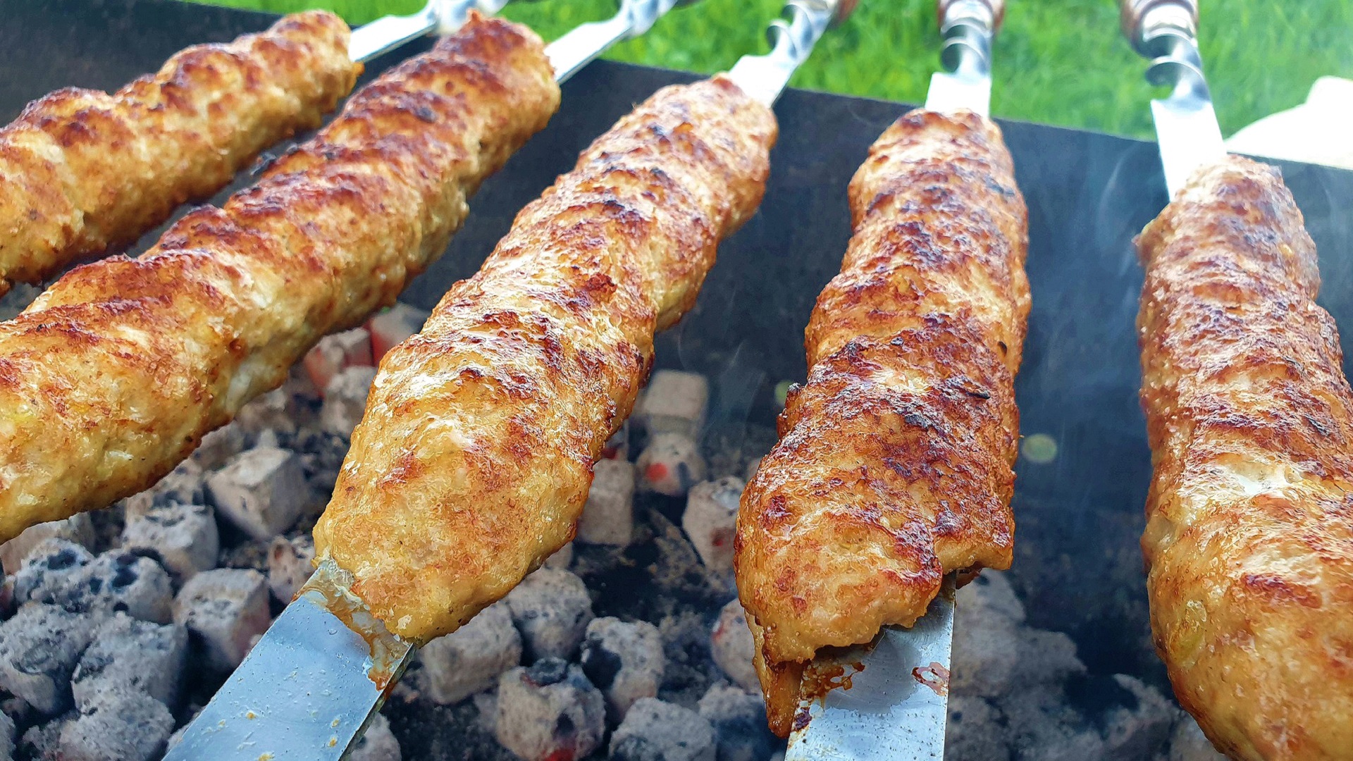 БОЖЕСТВЕННЫЙ ЛЮЛЯ КЕБАБ, вкуснее я не пробовал. Люля кебаб из свинины на мангале. Простой рецепт. смотреть онлайн