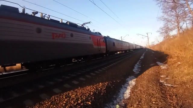 Солнечная почта. ЭП1П-014 с почтово-багажным поездом России солнечным утром на Транссибе смотреть онлайн