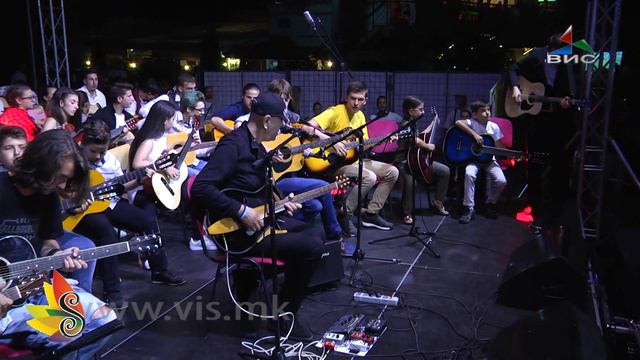 Македонско девојче - Влатко Стефановски со Васко Пиличев и 50 гитаристи СОФ2018 смотреть онлайн