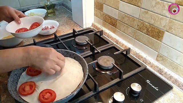 Лаваш слоями с начинкой на сковороде. Очень вкусный лаваш с сосисками