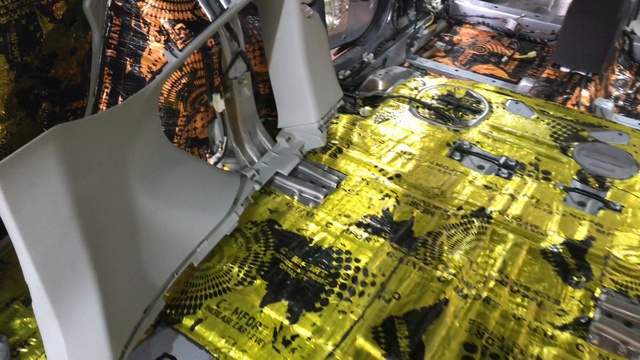 Доработка, переделка уже сделанной шумоизоляции, в салоне автомобиля Мицубиси Аутлендер смотреть онлайн