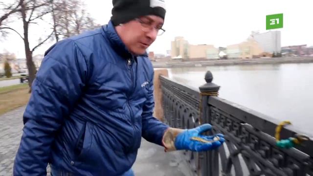 Челябинский «Магнето». Южноуралец с помощью магнита очищает реку Миасс от металлического мусора смотреть онлайн