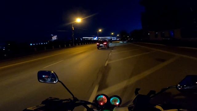 Катаем вечером по Москве на мопедах Colt 50 и Alpha, общаемся, смотрим салют смотреть онлайн