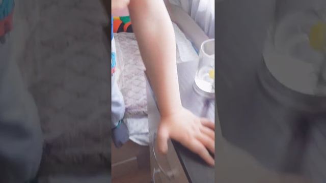 Нашёл маленького птенчика КОРМИМ. смотреть онлайн