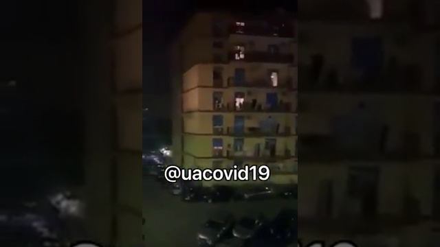 🇮🇹🕺Тем временем в Италии диджей оборудовал пульт на балконе своего дома и развлекает жителей района смотреть онлайн