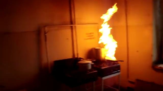 Что будет если плеснуть водой на раскалённую сковородку с маслом смотреть онлайн