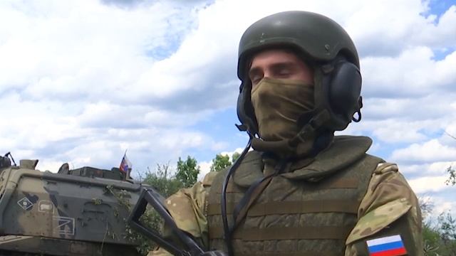 Экипаж 152-мм САУ "Мста-С" рассказывают о своей работе на одном из направлений в ходе проведения СВО смотреть онлайн