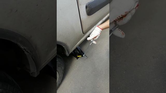 Как правильно пользоваться домкратом на Ларгусе смотреть онлайн