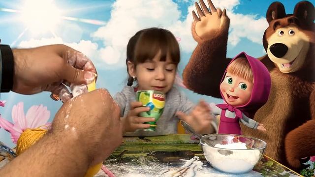 Miss Ulyana с Папой делает Капитошку из КРАХМАЛА и ШАРИКА смотреть онлайн