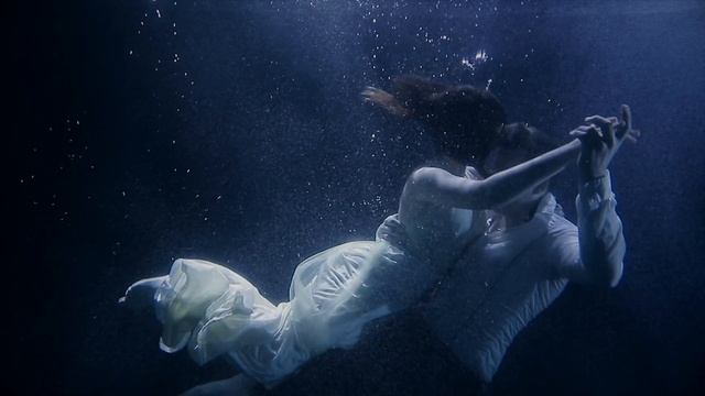 Indila - Mini World свадебный танец под водой смотреть онлайн