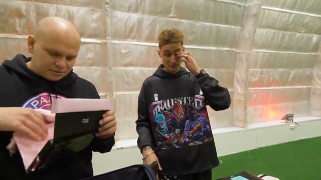 КУПИЛ 5 ПОТЕРЯННЫХ ЧЕМОДАНОВ на АУКЦИОНЕ! ЧТО НАШЕЛ ВНУТРИ?! смотреть онлайн