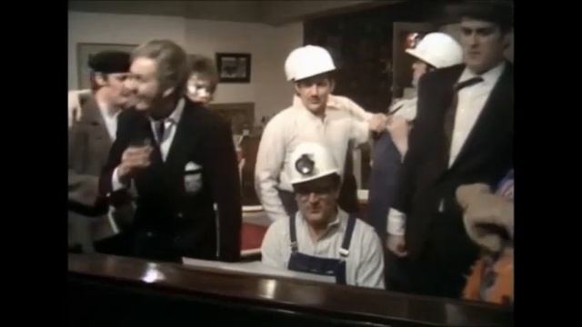Monty Python Cantando "Ding Dong Merrily on High" смотреть онлайн