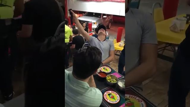 Ya Me Entere - Chayin Rubio cantando en una taqueria (impresionante) смотреть онлайн