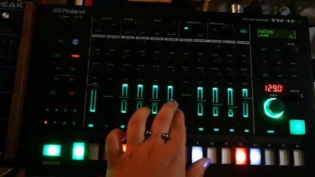 Roland Tr-8s 606 Techno Percussion смотреть онлайн