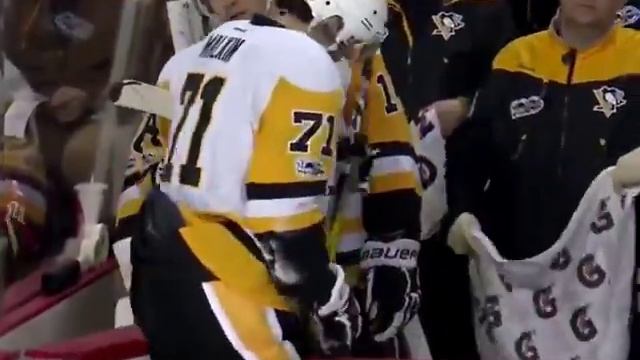 Малкин отважно лёг под шайбу. После чего получил травму! смотреть онлайн