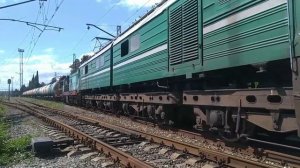 Электровоз ВЛ8-1162 с тепловозом ЧМЭ3Т-6892 и мотовозом АГВ-257 с грузовым поездом, ст. Цандрыпш.