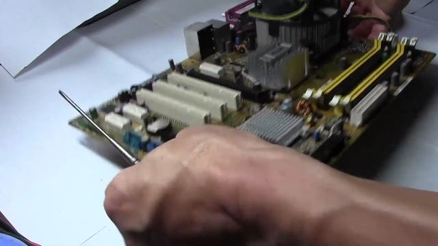 Как в компьютере поменять батарейку смотреть онлайн