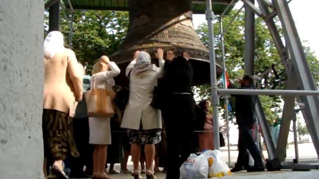2012.06.04.(1)_Kyiv-Pechersk-Lavra_St.Spirit Day_7150kg.-All Saints Bell смотреть онлайн
