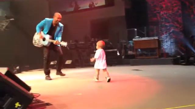 Dancing baby steals show |Ребенок танцует на сцене смотреть онлайн