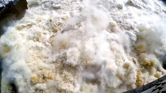 Сброс воды Камская ГЭС смотреть онлайн