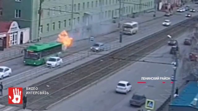 В ОГНЕННОМ ПОТОКЕ! В ЧЕЛЯБИНСКЕ В ЧАС ПИК ПРЯМО НА ХОДУ ЗАГОРЕЛСЯ АВТОБУС ПОЛНЫЙ ПАССАЖИРОВ! смотреть онлайн