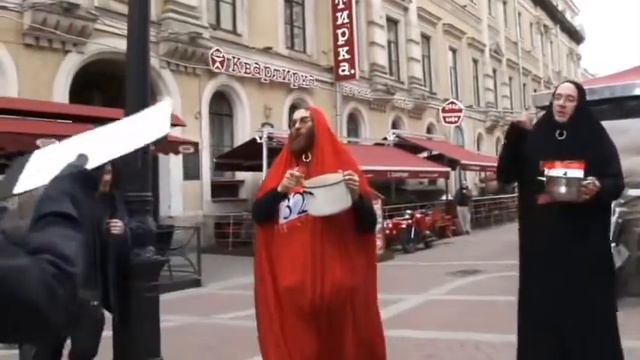 В центре Петербурга раздавали мужчин в хиджабах! смотреть онлайн