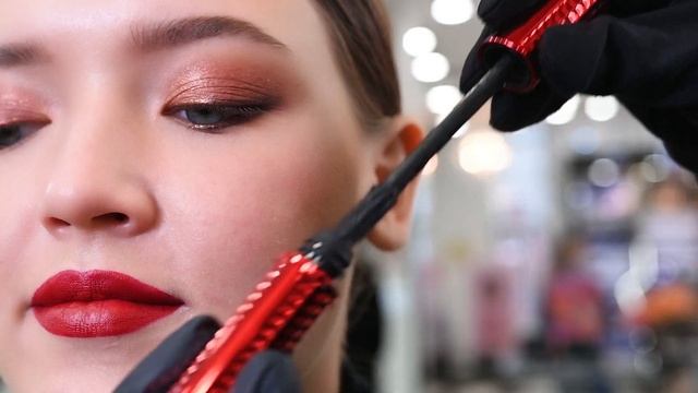 Два акцента, красная помада на губах и smokey eyes цвета меди, от бренда Givenchy /mərɐˈfʲet/ смотреть онлайн