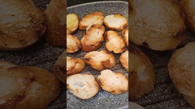 Бутерброды со шпротами/Собираем праздничный стол/Любимые закуски смотреть онлайн